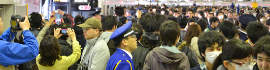 渋谷駅パニック状態！東急東横線、地上2階駅の最終日。