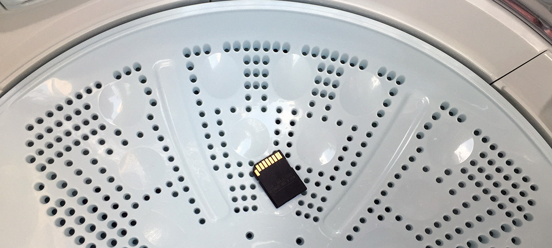 水没どころか、洗濯機にまわしてしまったSDカード（パナソニック製）。自然乾燥で復活できるか……！？