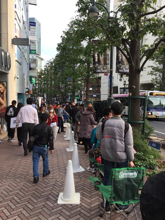 Apple Store Shibuya前の大行列！　iPhone X当日発売狙いに並ぶ人たち