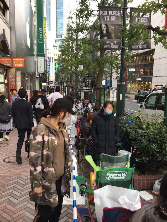 Apple Store Shibuya前の大行列！　iPhone X当日発売狙いに並ぶ人たち