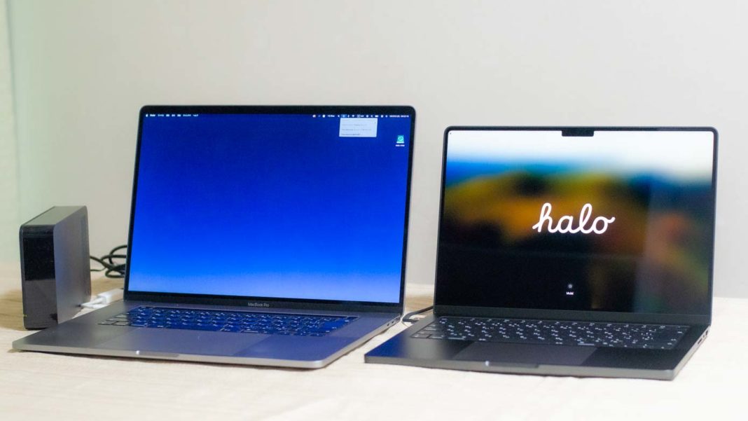 2台のMacBook Pro。Intel製CPUの16インチモデルと、M3 Proチップの14インチモデル