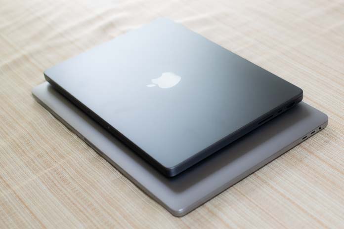 MacBook Pro 16インチと14インチを重ねてサイズを比較
