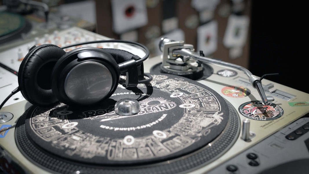 ターンテーブルとヘッドフォン