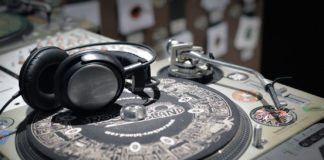 ターンテーブルとヘッドフォン