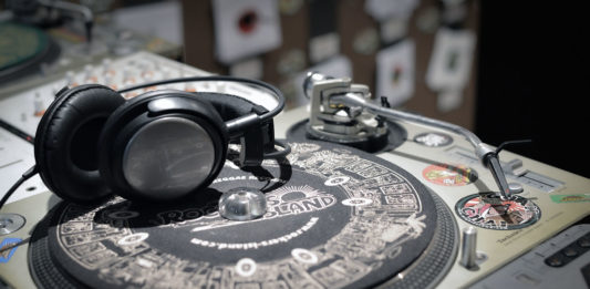 ターンテーブルとヘッドフォン