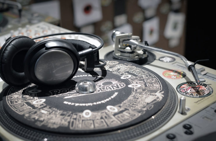 ターンテーブルとヘッドフォン