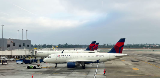 アメリカ、ロサンゼルス国際空港に止まっているデルタ航空の飛行機