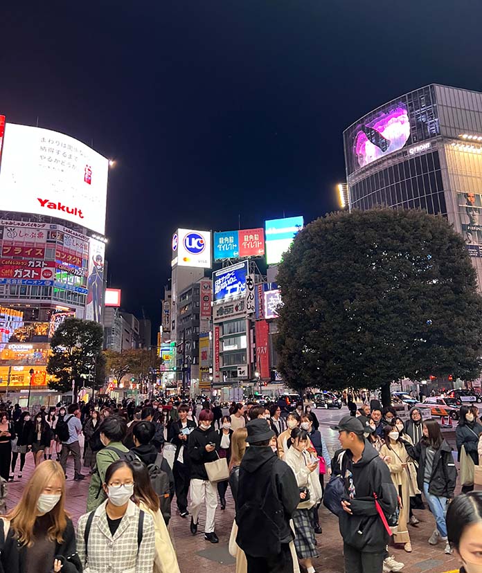 東京・渋谷駅周辺 夜のスクランブル交差点