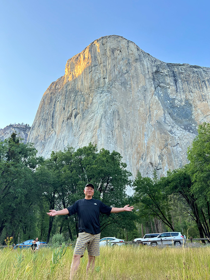カリフォルニアにあるヨセミテ国立公園のEl Capitan前で手を広げる筆者